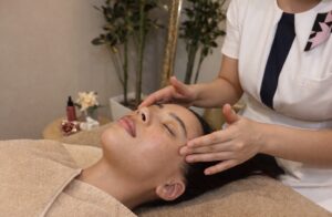 恵比寿のプライベート空間で頭皮のコリを深く解きほぐす極上ヘッドスパの様子