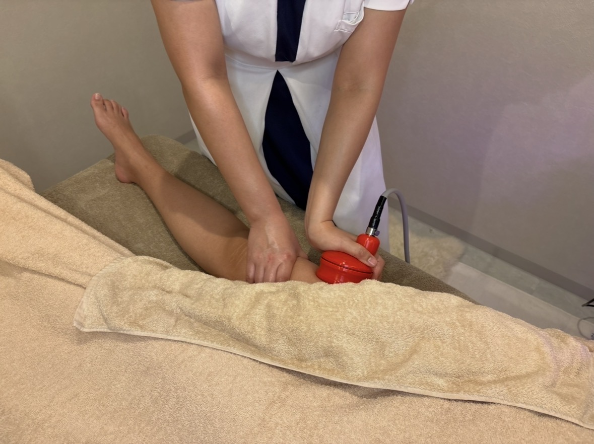 恵比寿の個室サロンで、むくんだ足をケアするデトックスマッサージの様子