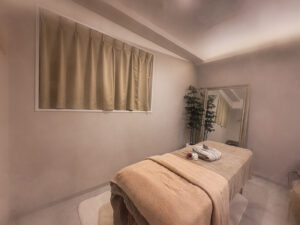 恵比寿のプライベートサロンで、岩盤浴ベッドの温もりに包まれる至福のマッサージ体験